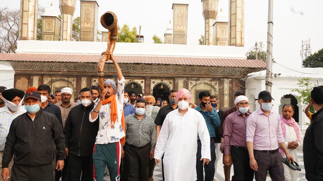श्री झण्डे जी मेले की भव्यता बढ़ाने पंजाब से पहुंची पैदल संगत पुष्प वर्षा व श्री गुरु राम राय जी महाराज के जयकारों के साथ हुआ श्री दरबार साहिब में भव्य स्वागत