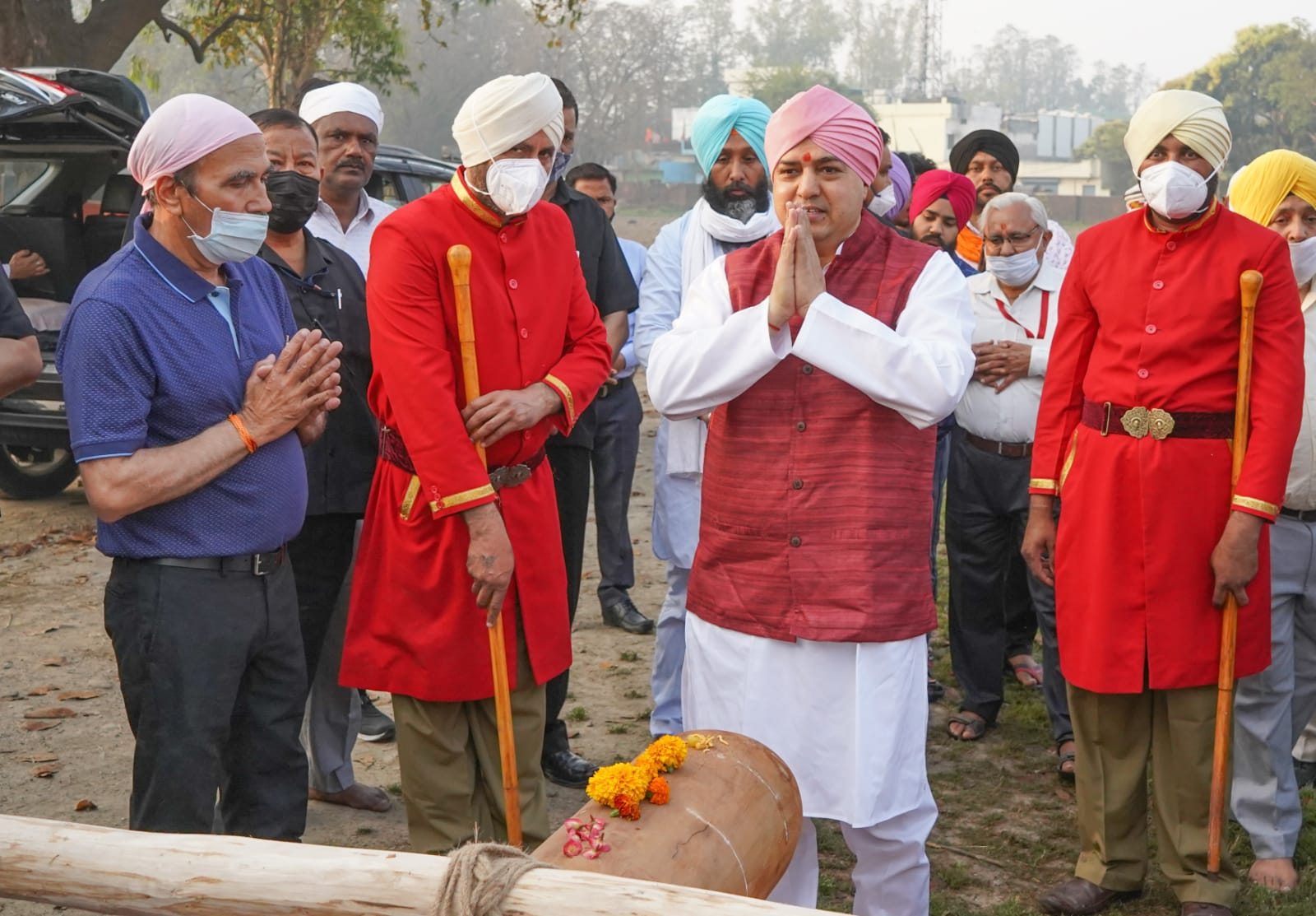 श्री गुरु राम राय जी महाराज व श्रीमहंत देवेन्द्र दास जी महाराज के जयकारों से निहाल हुई संगतें  श्री दरबार साहिब लाए गए नए श्री झण्डे जी का परंपरा के अनुसार पूजन हुआ
