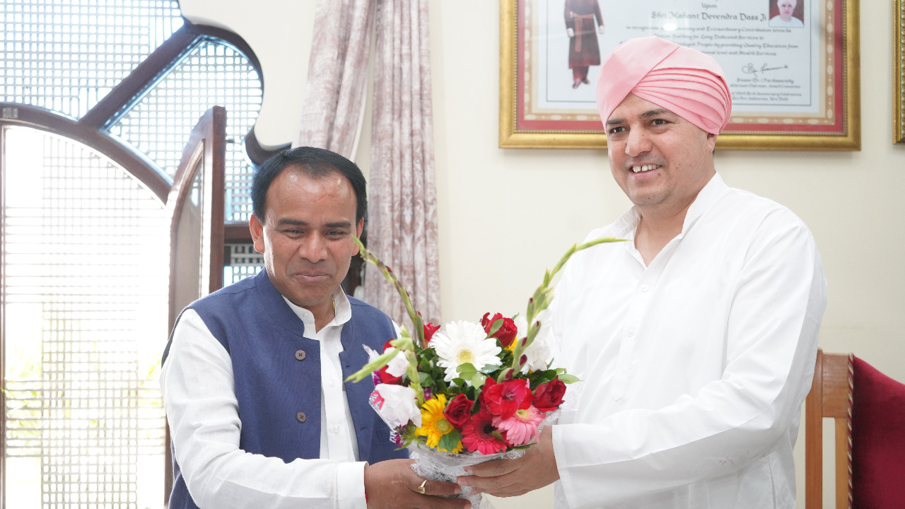 उत्तराखण्ड के उच्च शिक्षा मंत्री ने दरबार साहिब पहुंच टेका मत्था श्रीमहंत देवेन्द्र दास जी महाराज से की शिष्टाचार भेंट ,शिक्षा, स्वास्थ्य व चिकित्सा शिक्षा के क्षेत्र से जुडे इन विभिन्न बिन्दुओं पर विस्तार पूर्वक हुई चर्चा