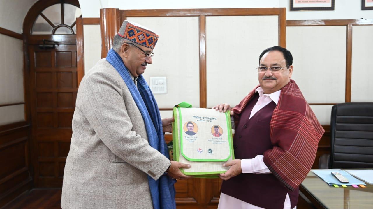 प्रदेश के कृषि एवं कृषक कल्याण मंत्री गणेश जोशी ने नई दिल्ली में भारतीय जनता पार्टी के राष्ट्रीय अध्यक्ष जेपी नड्डा से शिष्टाचार भेंट की इस अवसर पर मंत्री गणेश जोशी ने बीजेपी राष्ट्रीय अध्यक्ष जेपी नड्डा को उत्तराखंड के ऑर्गेनिक उत्पाद भी भेंट किया..