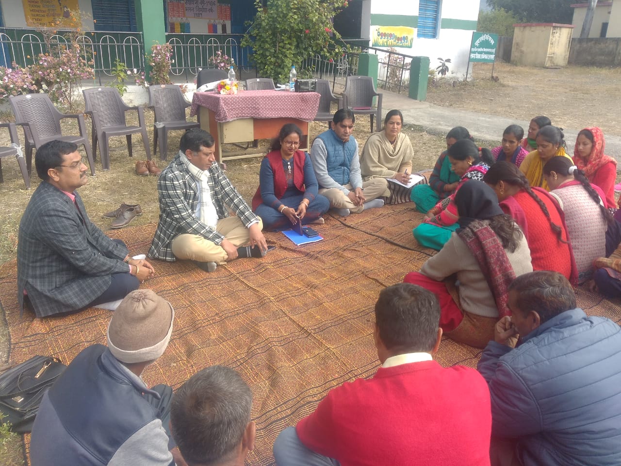 महानिदेशक विद्यालयी शिक्षा एवं निदेशक पंचायती राज चौपाल में हुए शामिल.. ग्रामीणों के साथ सुनी प्रधानमंत्री की मन की बात
