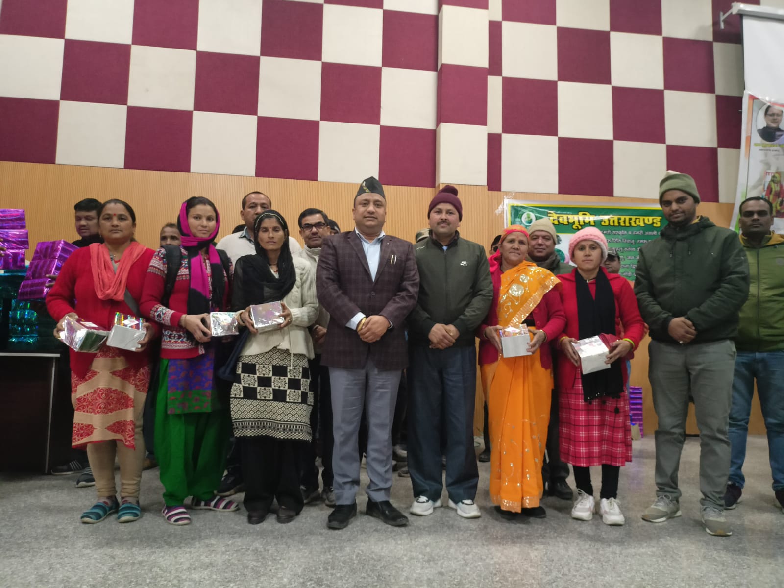 पौड़ी : विकास खण्ड द्वारीखाल में युवा महोत्सव के रंगारंग कार्यक्रम मे 42 महिला मंगल दलों ने किया प्रतिभाग प्रमुख द्वारीखाल महेन्द्र सिह राणा नें कहा ऐसे सांस्कृतिक कार्यक्रमों के आयोजनों से लुप्त हो रही हमारी संस्कृति को बचाने के लिए एक सार्थक प्रयास 