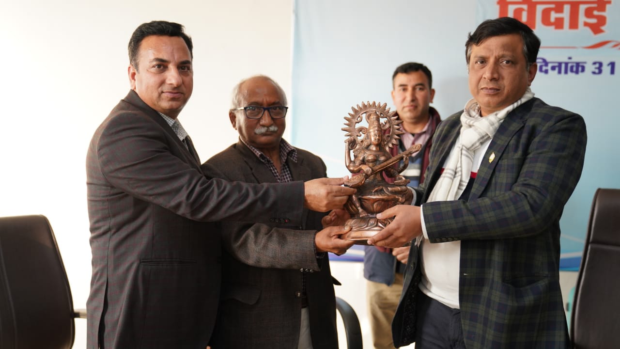 सूचना एवं लोक सम्पर्क विभाग, उत्तराखण्ड के अपर निदेशक डॉ. अनिल चंदोला एवं मुख्य प्रशासनिक अधिकारी गोपाल सिंह राणा की सेवानिवृत्ति के अवसर पर रिंग रोड स्थित सूचना निदेशालय में दोनों अधिकारियों को विदाई दी गई