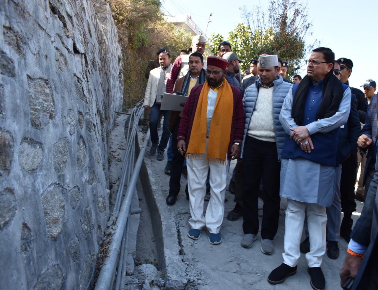 मुख्यमंत्री पुष्कर सिंह धामी के निर्देश पर जोशीमठ में भू धंसाव के कारण विस्थापित परिवारों को मकान किराये के लिए 4 हजार रूपये प्रति माह की दर से 6 माह तक दिये जाने के लिए मुख्यमंत्री राहत कोष से राशि स्वीकृत की गई है।