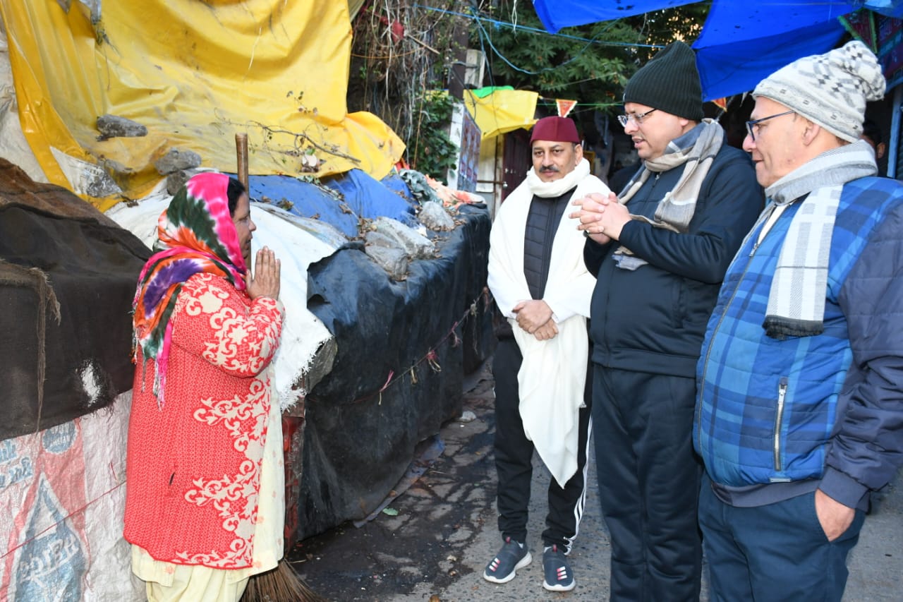 धामी सादगी के साथ अपने चित परिचित अंदाज निकले भ्रमण पर बच्चों के साथ खेला क्रिकेट, बच्चे हो गए खुश 