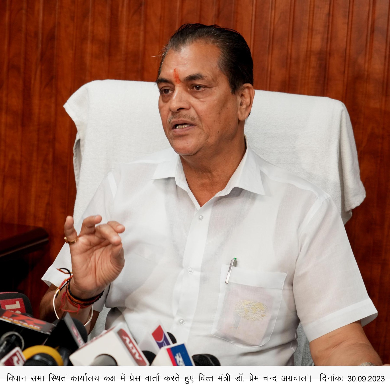 शहरी विकास व आवास मंत्री डा. प्रेमचंद अग्रवाल ने जल संस्थान, नगर निगम रूड़की और एडीबी के अधिकारियों के साथ संयुक्त बैठक की