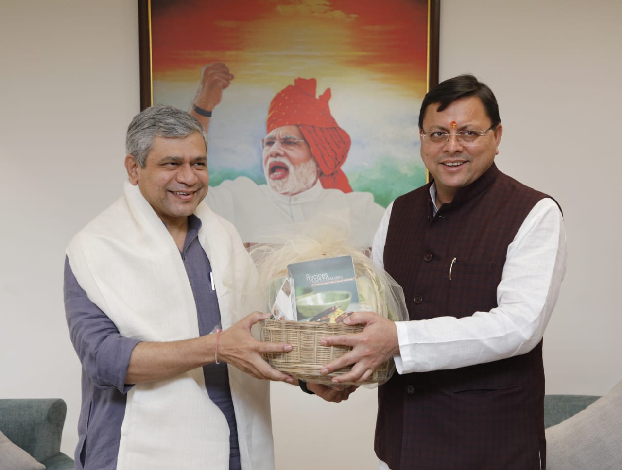 मुख्यमंत्री धामी ने नई दिल्ली में रेल भवन पहुंचकर केंद्रीय रेल मंत्री से भेंट कर प्रदेश में सुदृढ़ रेल कनेक्टिविटी के सम्बन्ध में विस्तार से चर्चा की