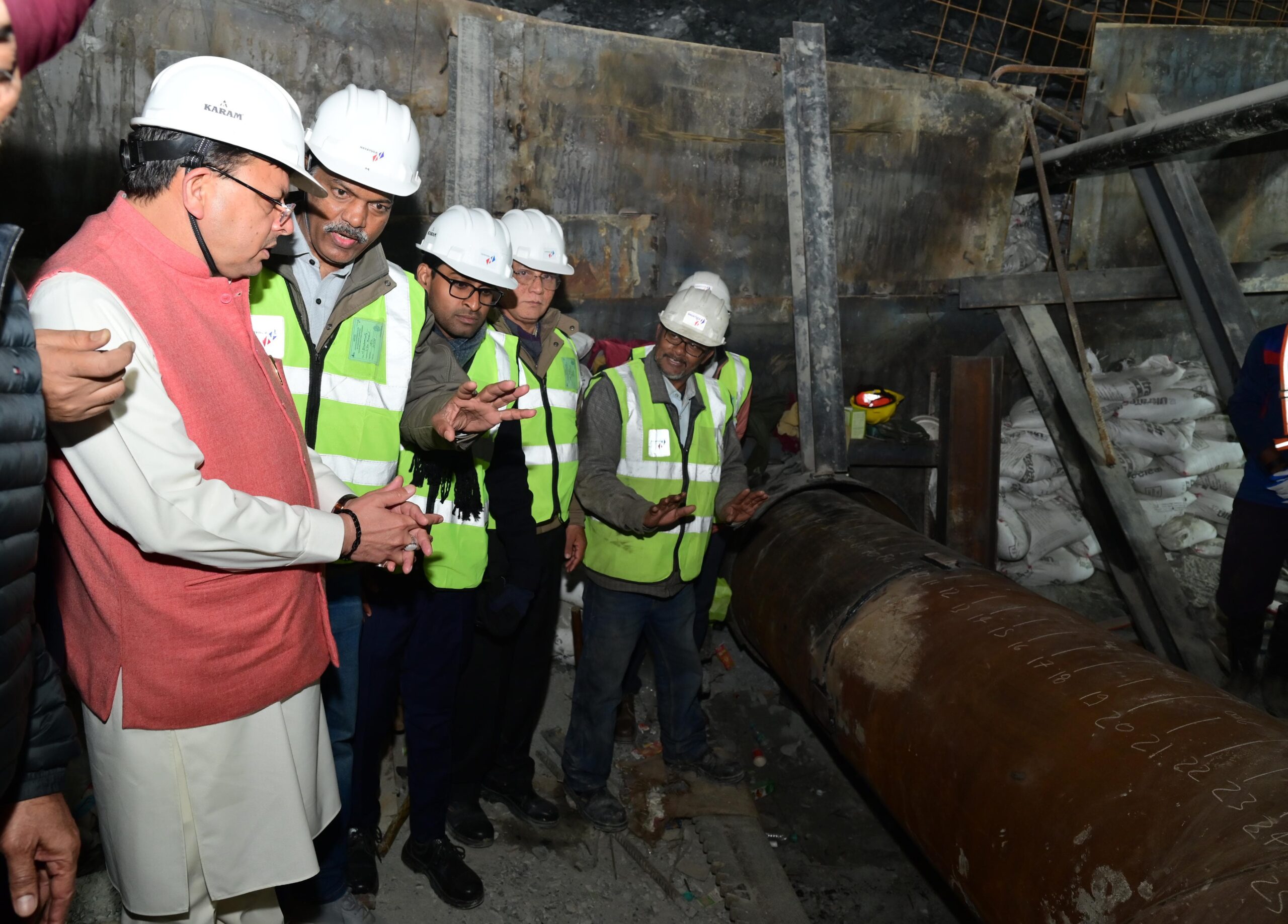 मुख्यमंत्री धामी ने श्रमिकों के परिवार जनों से अंदर फंसे श्रमिकों की निरंतर वार्ता करवाने के निर्देश दिए