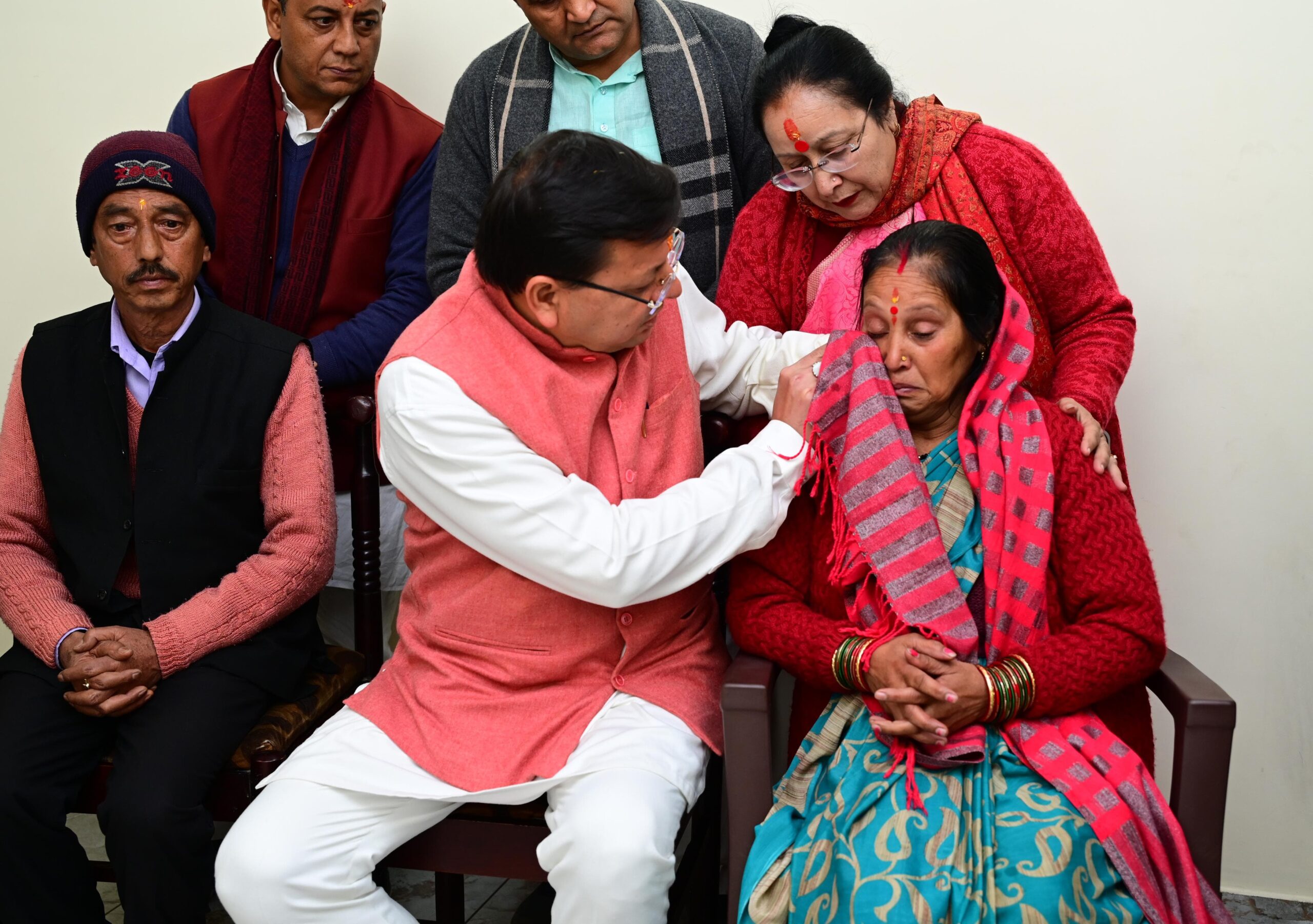 मुख्यमंत्री धामी पिछले माह जम्मू कश्मीर में शहीद हुए रातीघाट निवासी लांस नायक संजय बिष्ट के घर पहुंचे… पढ़े पूरी ख़बर..