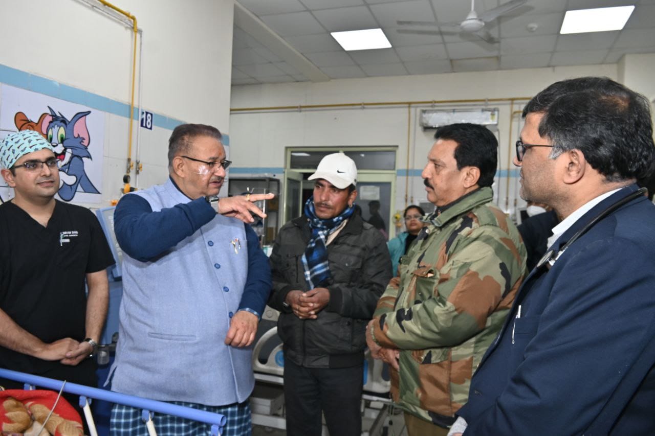 कैबिनेट मंत्री गणेश जोशी ने मौके पर उपस्थित वन विभाग के अधिकारियों को पिंजरा बढ़ने और जल्द से जल्द गुलदार को ट्रेंकुलाइज कर गुलदार को पकड़ने के लिए निर्देशित किया