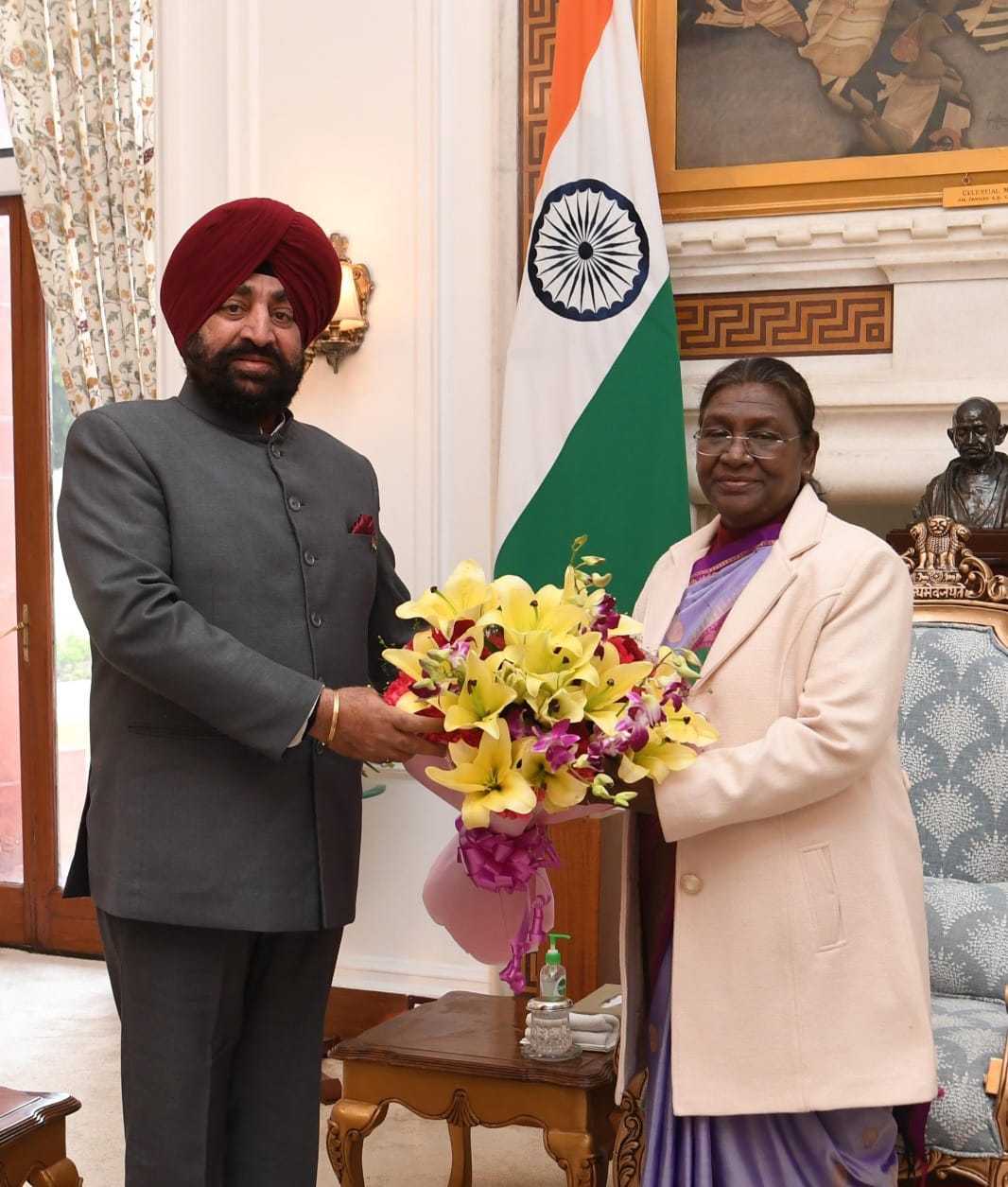 राज्यपाल लेफ्टिनेंट जनरल गुरमीत सिंह (से नि) ने गुरुवार को नई दिल्ली में माननीय राष्ट्रपति श्रीमती द्रौपदी मुर्मु से शिष्टाचार भेंट की