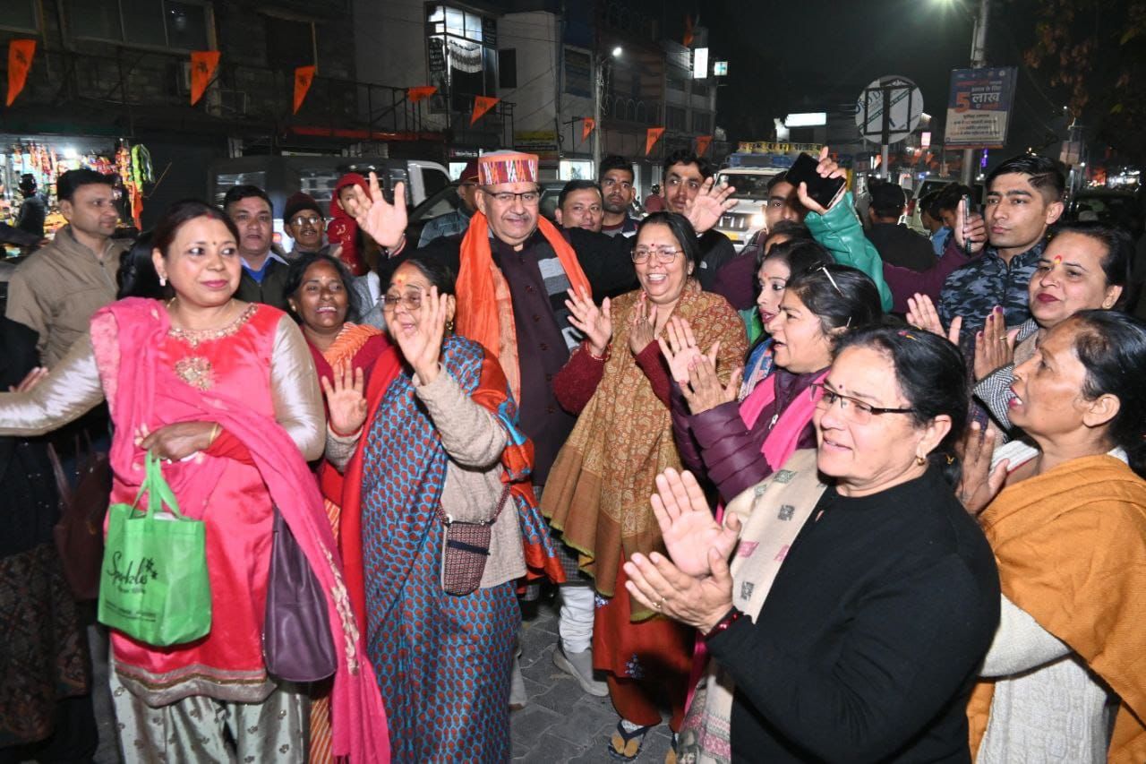 कैबिनेट मंत्री गणेश जोशी ने प्रभु राम की जोत भी जलाई तथा भगवान राम के गीतों पर जमकर उत्सव मनाया गया 