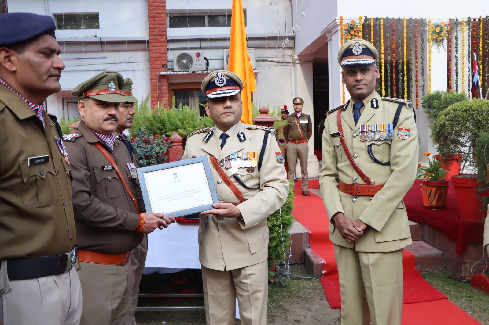 पुलिस महानिदेशक अभिनव कुमार ने प्रधानमंत्री के उत्तराखण्ड भ्रमण कार्यक्रम को सकुशल सम्पन्न कराने के लिए सम्बन्धित अधिकारियों को प्रशस्ति पत्र दिए..