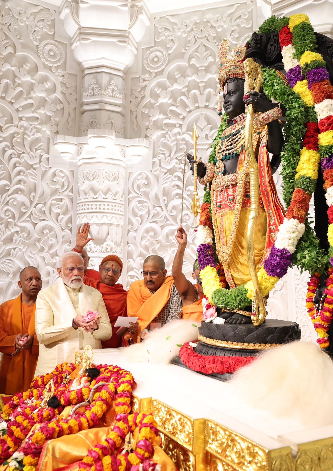 आज पूरा देश राममय नजर आ रहा है। देश के प्रधानमंत्री नरेंद्र मोदी, आरएसएस के प्रमुख मोहन भागवत तथा उत्तरप्रदेश के मुख्यमंत्री योगी आदित्यनाथ द्वारा श्री राम मंदिर की प्राण प्रतिष्ठा की गई और करोड़ों-करोड़ों लोग इस पल के साक्षी बने है