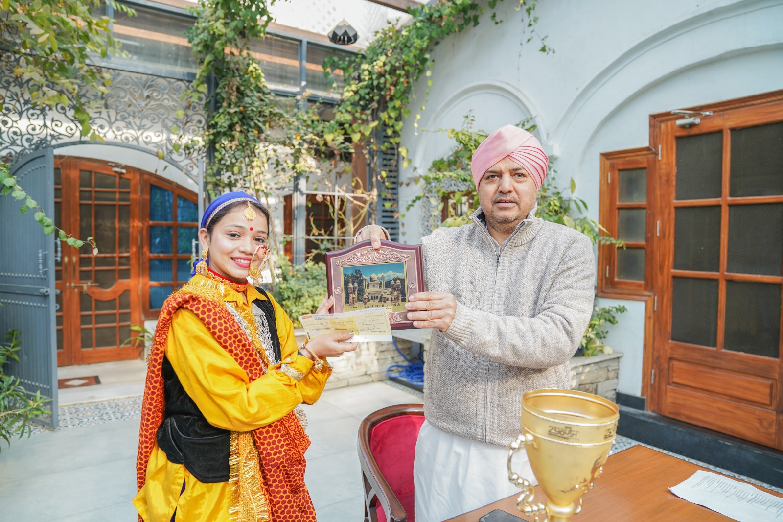 सम्मान समारोह में सृष्टि भारद्वाज को 51,000/- रुपये (इक्यावन हज़ार रुपये) का चेक एवम् श्री दरबार साहिब का स्मृति चिन्ह देकर सम्मानित किया
