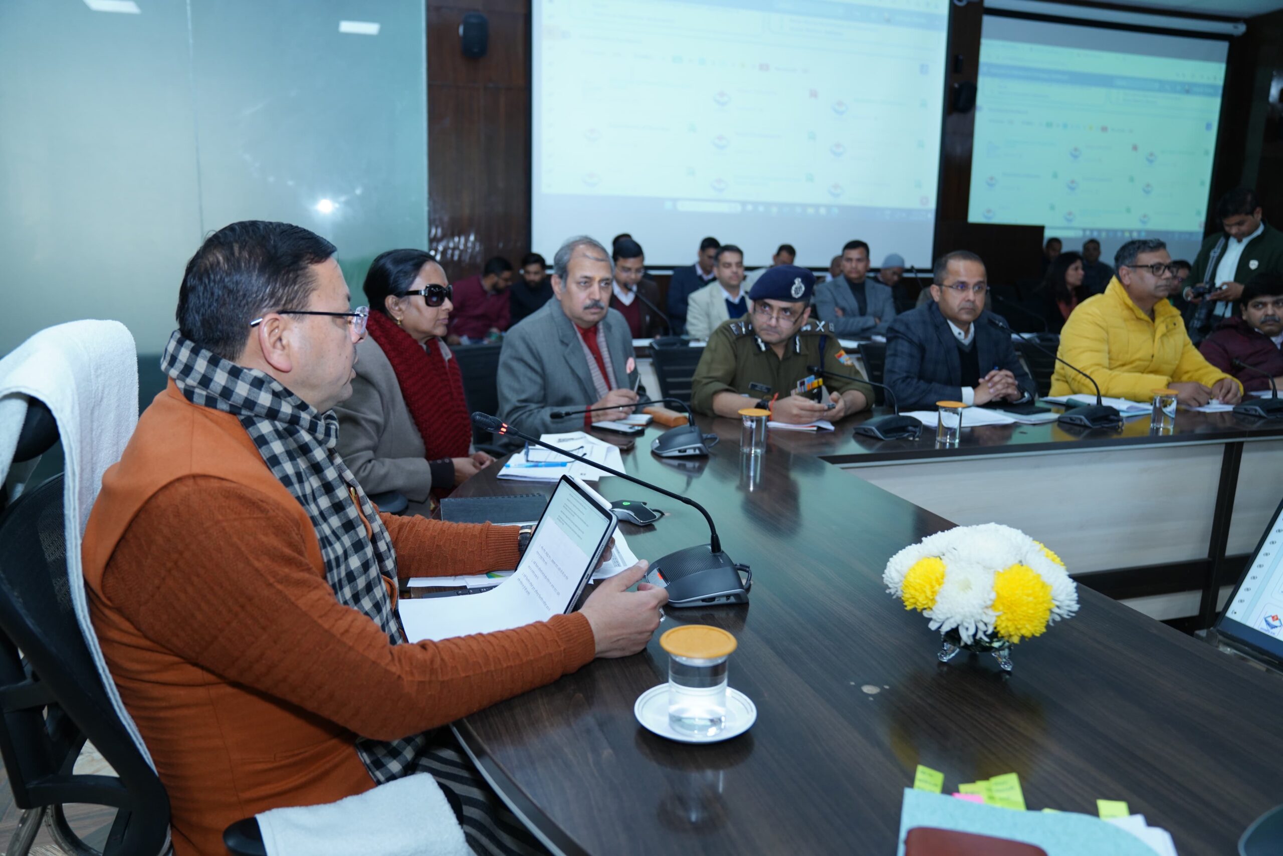 सीएम हेल्पलाइन में जो भी लोग कार्य कर रहे हैं वे शिकायतकर्ता को अच्छी तरह से अटेंड करें:  धामी 