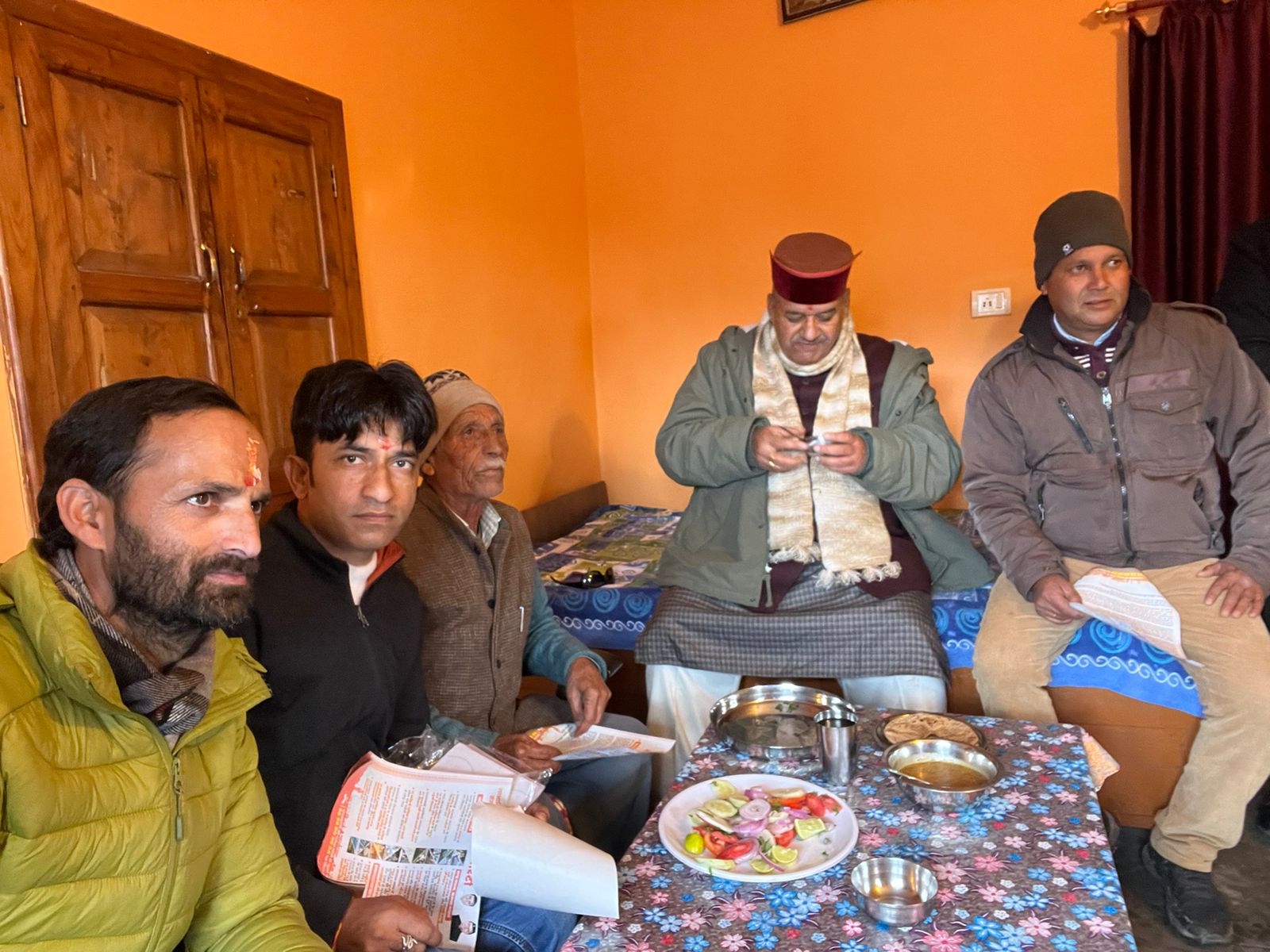 लाभार्थी संपर्क अभियान के तहत बूथ संख्या 89 कंपनीबाग में विभिन्न योजनाओं के लाभार्थियों से कैबिनेट मंत्री गणेश जोशी ने की मुलाकात