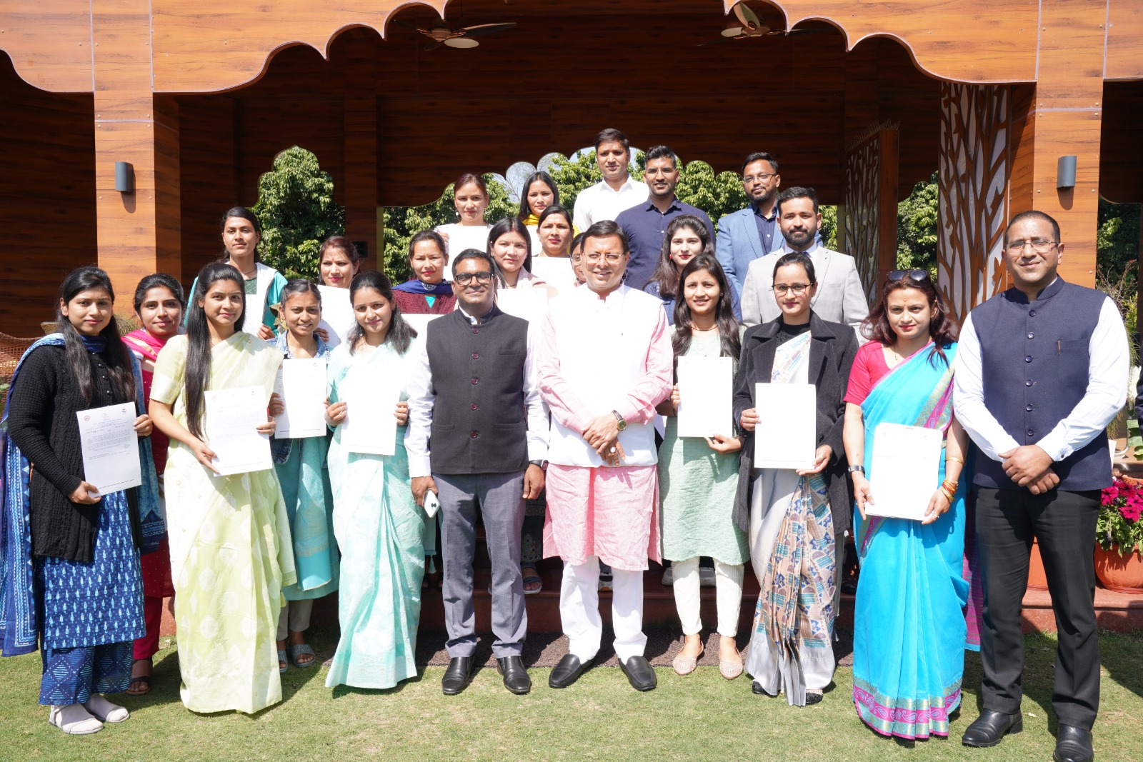 मुख्यमंत्री धामी ने महिला सशक्तिकरण एवं बाल विकास तथा आबकारी विभाग के अन्तर्गत चयनित 27 अभ्यर्थियों को वितरित किये नियुक्ति पत्र