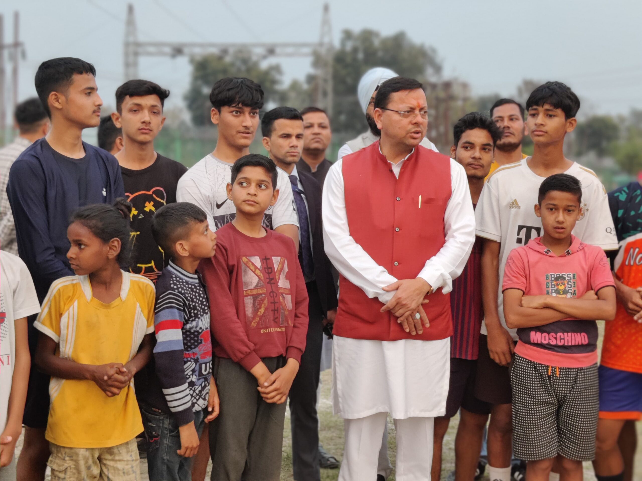 मुख्यमंत्री धामी के लोहिया हेड मिनी स्टेडियम में फुटबॉल खेल रहे स्थानीय युवकों के मध्य अचानक पहुंचकर उनके साथ अनुभव साझा किये