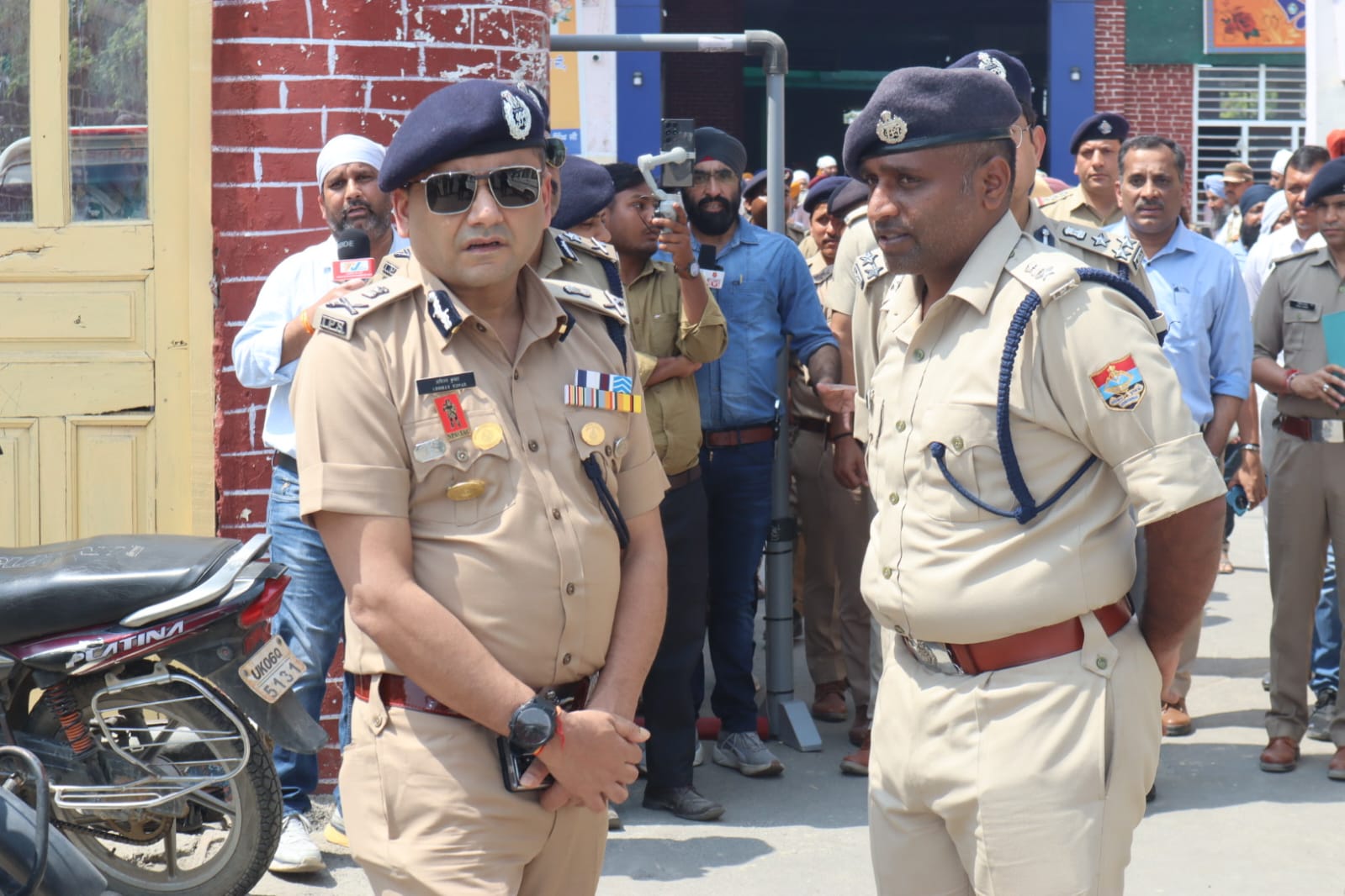 थाना नानकमत्ता में जनपद के अधिकारियों के साथ गोष्ठी की गई गोष्ठी के माध्यम से महोदय द्वारा आरोपियों को जल्द से जल्द गिरफ्तार कर मामले का खुलासा करने हेतु डीजीपी अभिनव कुमार ने सख्त दिशा निर्देश दिए