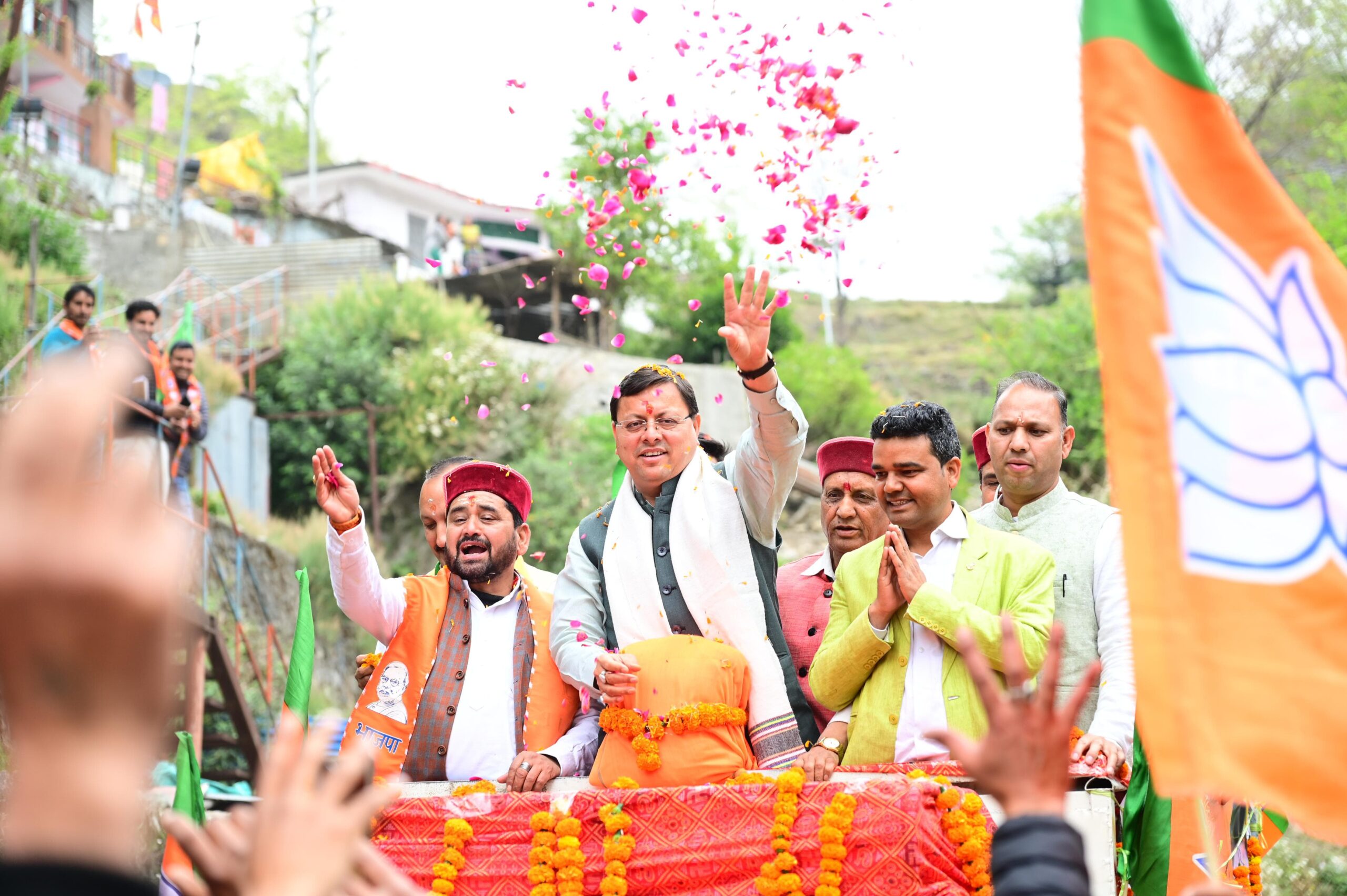 मुख्यमंत्री धामी ने कहा कि हम सभी लोग यहां पर प्रधानमंत्री नरेंद्र मोदी को तीसरी बार देश का प्रधानमंत्री बनाने के लिए एकत्र हुए हैं
