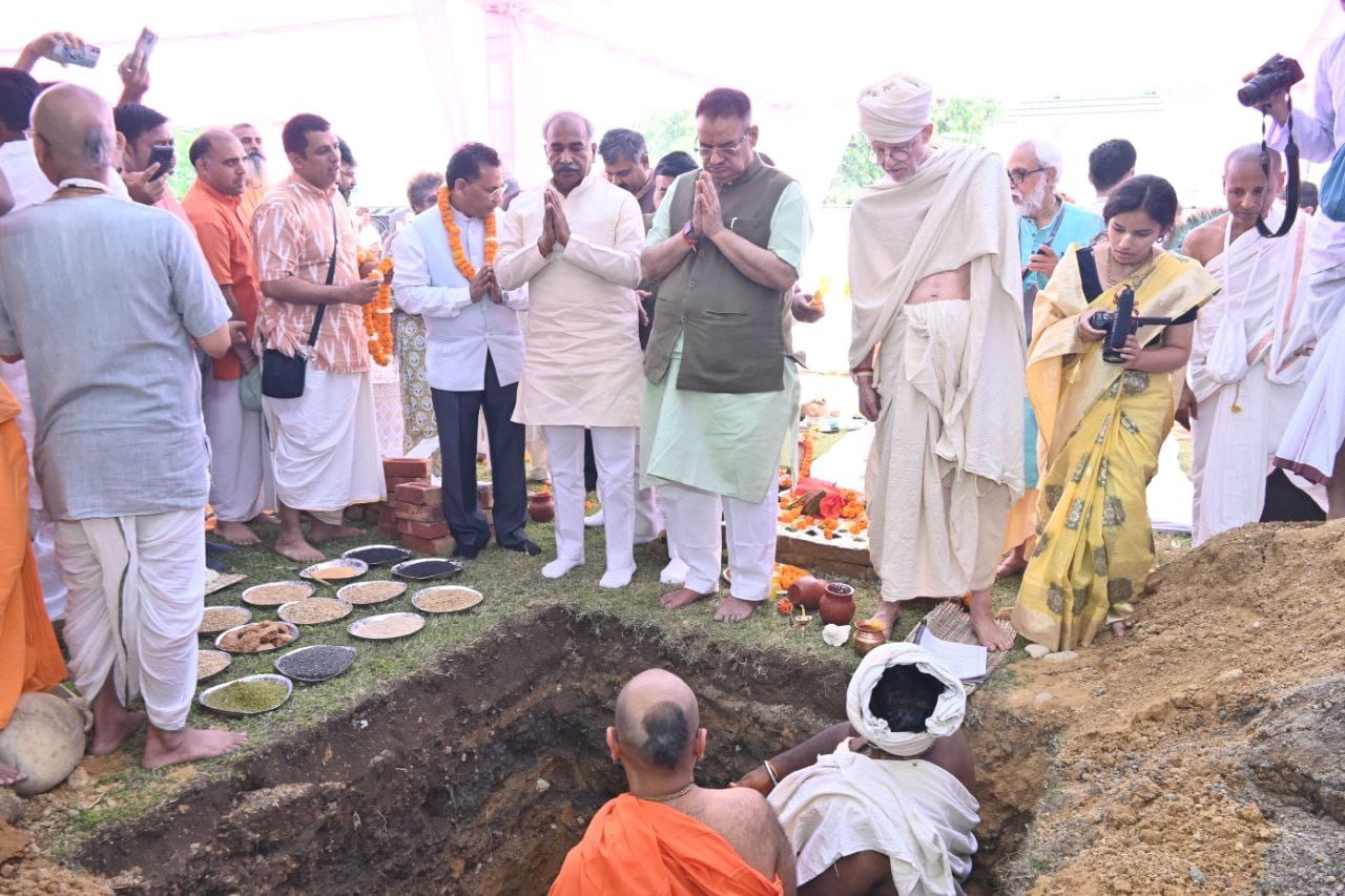 राधा बांके बिहारी मंदिर निर्माण के भूमि पूजन कार्यक्रम में प्रतिभाग करते कैबिनेट मंत्री गणेश जोशी