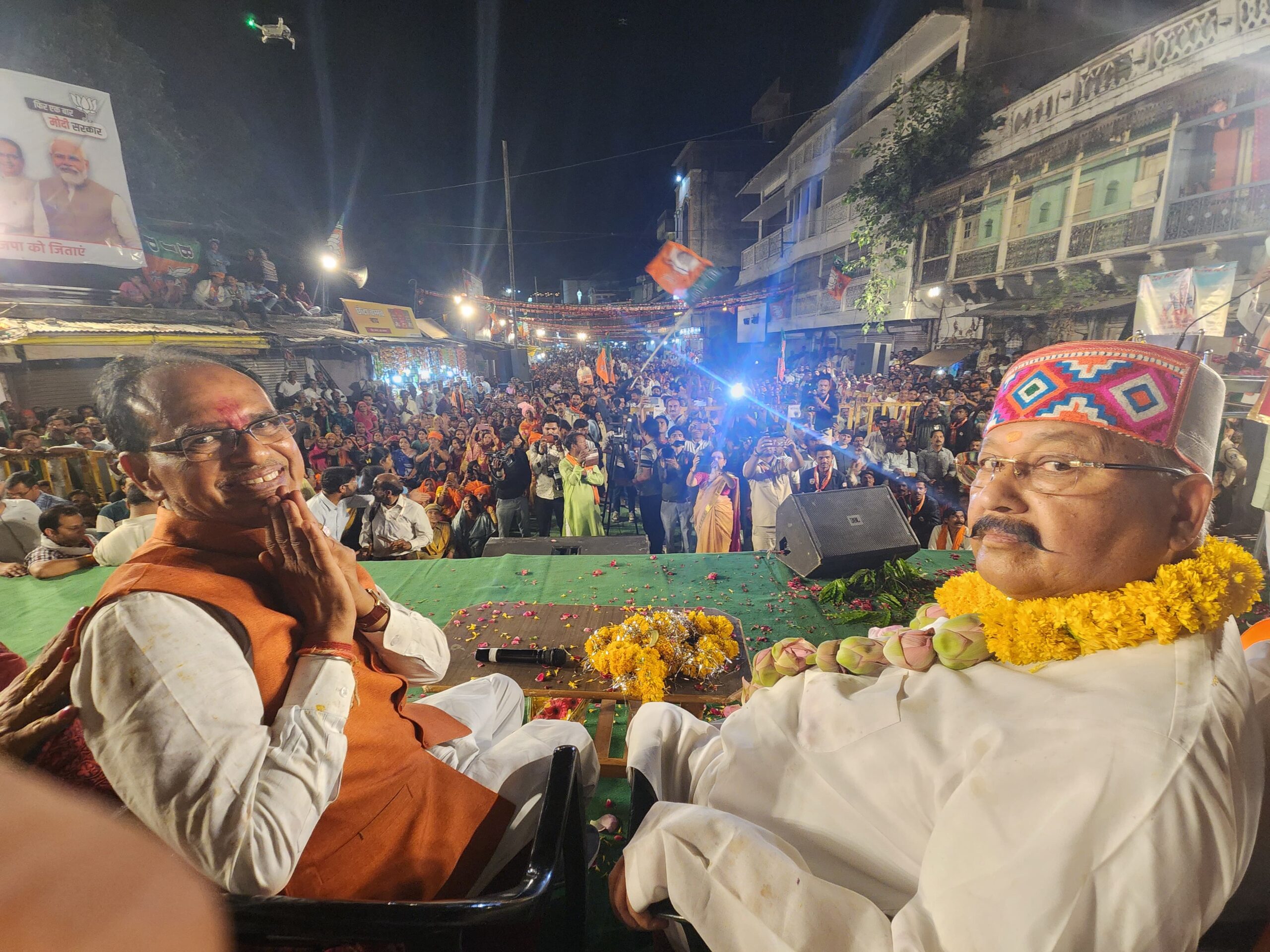 शिवराज सिंह चौहान के समर्थन में आयोजित रोड शो में शिरकत करने के बाद जनसभा में गरजे महाराज