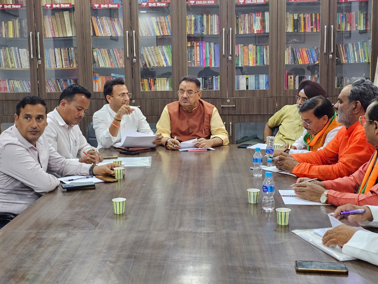 बैठक पूर्वी दिल्ली लोकसभा प्रत्याशी मनोज तिवारी के चुनाव कार्यालय में मंत्री जोशी की अध्यक्षता में सम्पन्न हुई