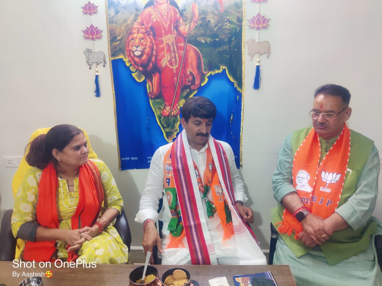 भाजपा सांसद एवं प्रत्याशी मनोज तिवारी के साथ व पार्टी पदाधिकारियों के साथ कैबिनेट मंत्री गणेश जोशी ने बैठक की