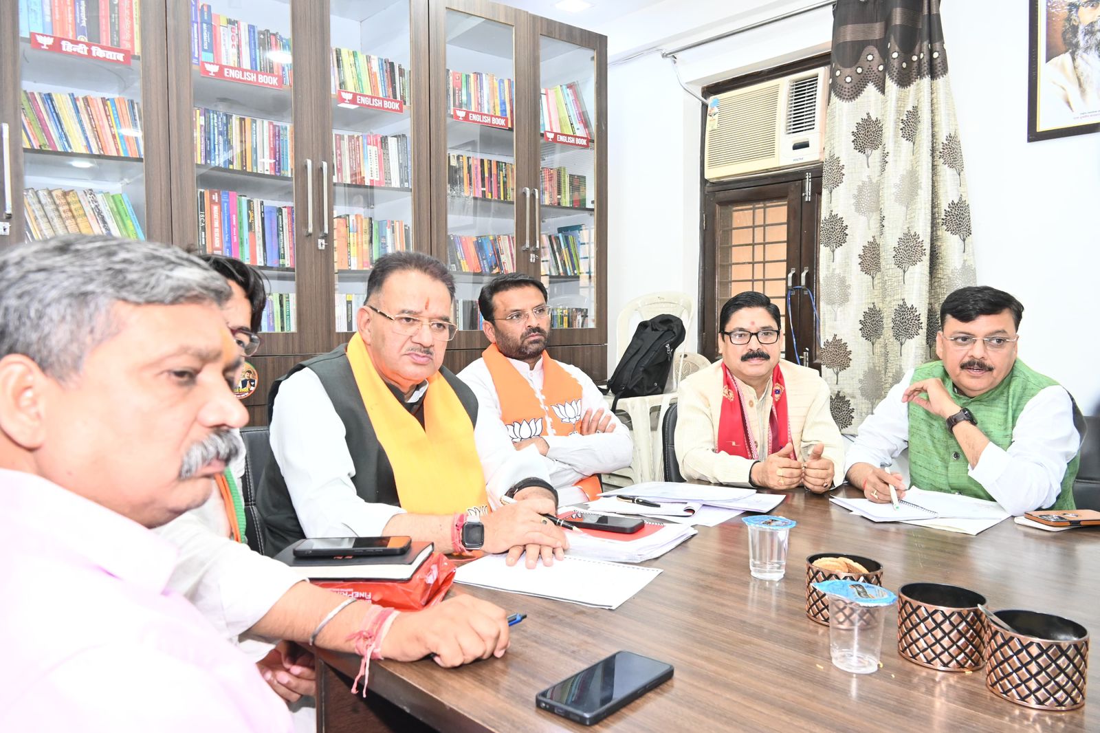 मंत्री गणेश जोशी द्वारा चुनावी प्रचार को धार देने के लिए पार्टी पदाधिकारियों एवं कार्यकर्ताओं को पूर्ण निष्ठा पूर्वक प्रस्तावित कार्यक्रमों में अपनी सहभागिता सुनिश्चित करने का आव्हान किया
