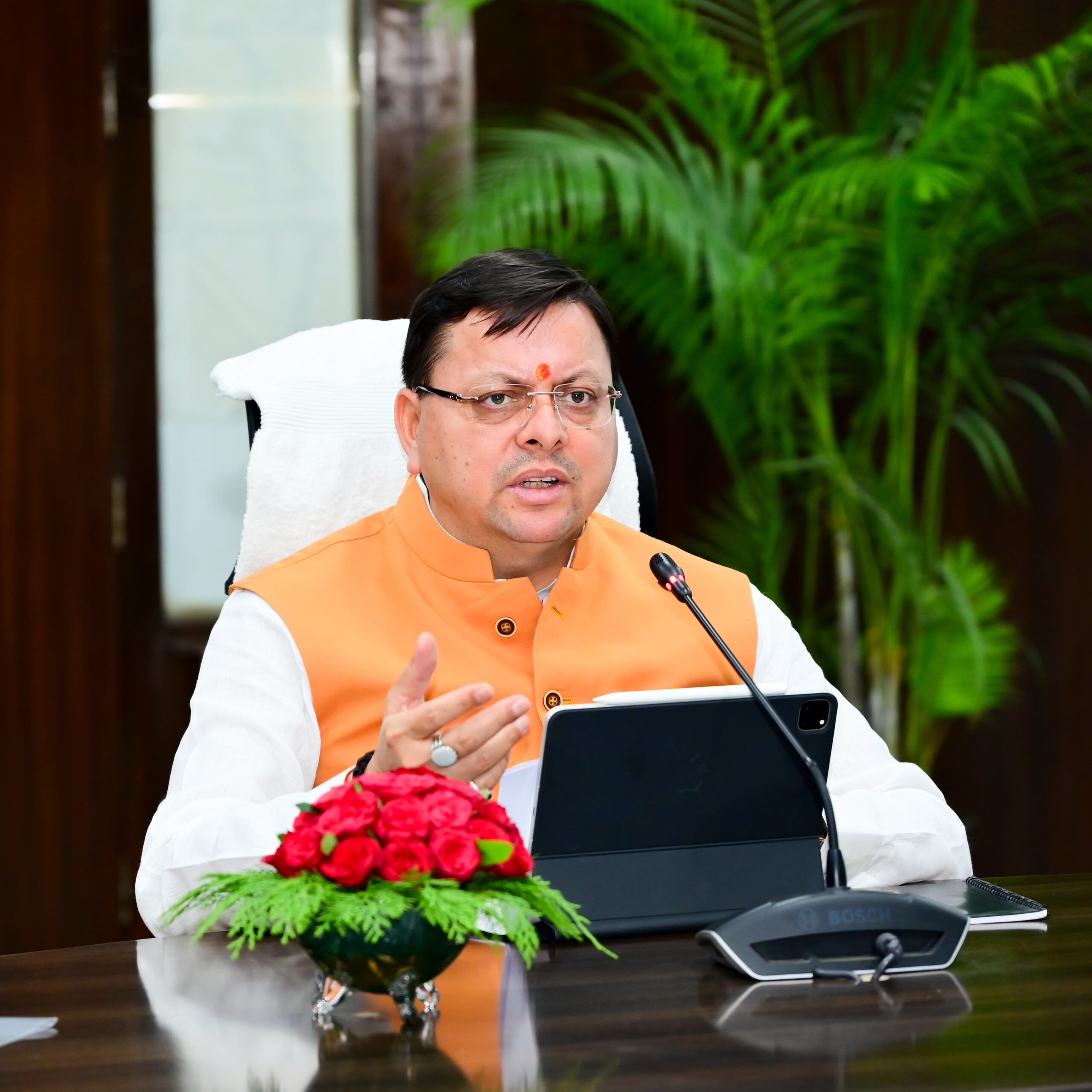 मुख्यमंत्री धामी ने अधिकारियों को अलर्ट मोड पर रहने और आपदा प्रबंधन से जुड़े सभी कार्य निश्चित समयावधि के दौरान पूर्ण करने के निर्देश दिए