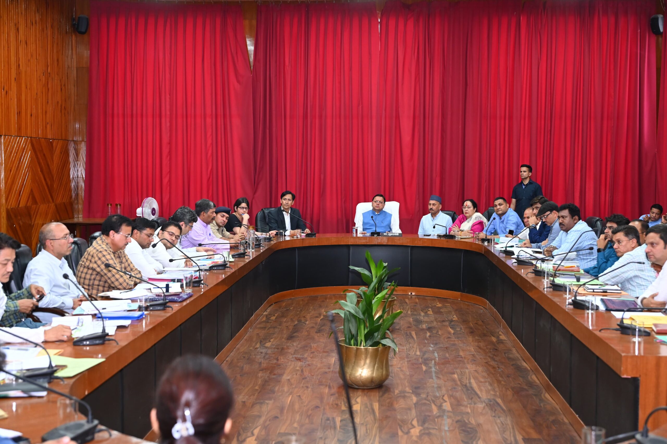 मुख्यमंत्री धामी की अधिकारियों को सख्त हिदायत आम जन को ध्यान में रखकर कार्य करें…