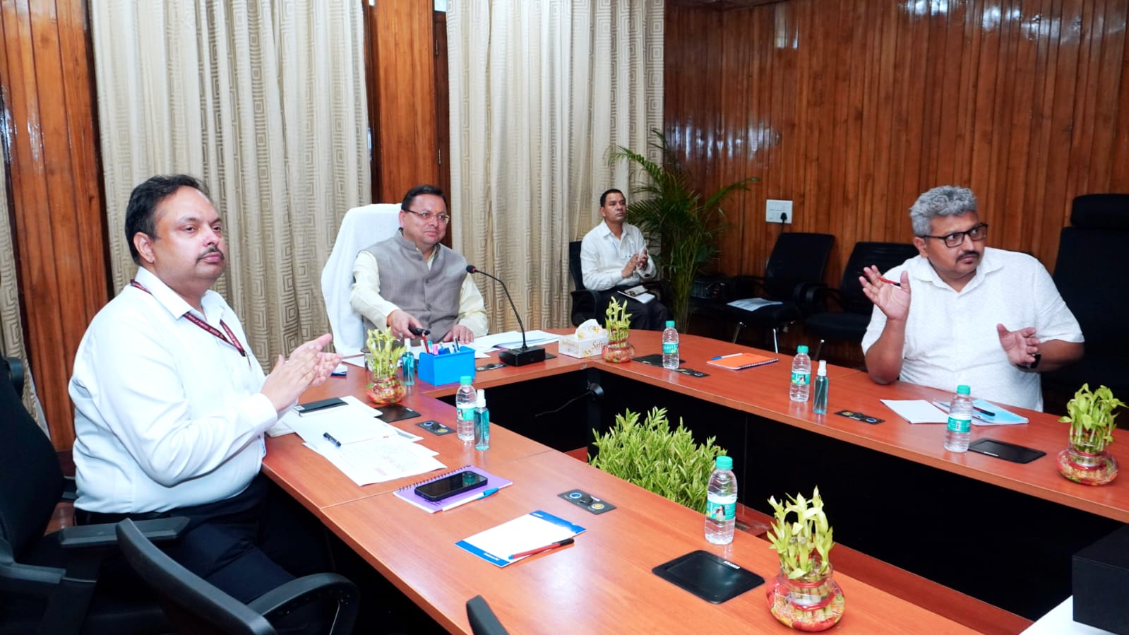 मुख्यमंत्री धामी के निर्देश : पिछले एक माह से सी.एम. हेल्पलाईन पर लॉगिन न करने वाले अधिकारियों पर कारवाई की जाए