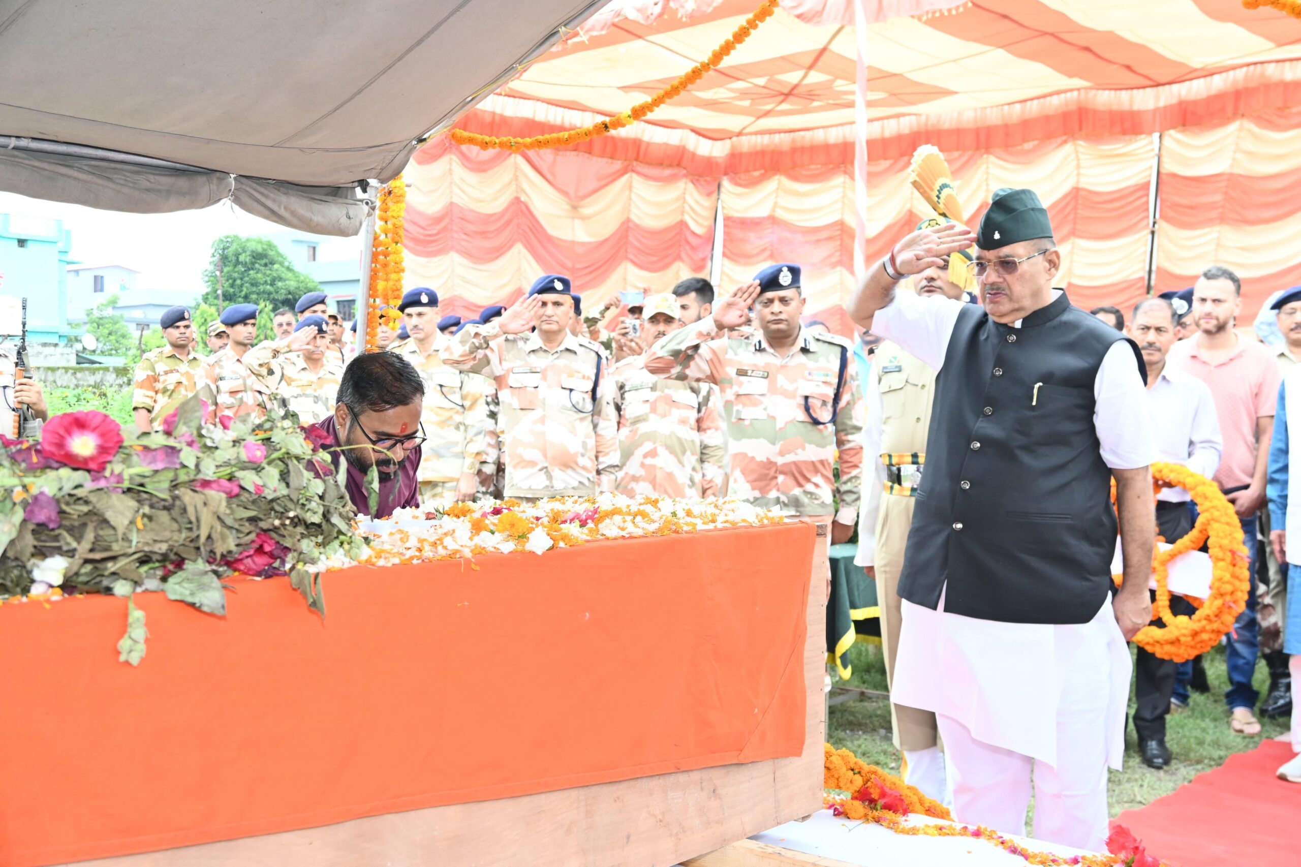 सैनिक कल्याण मंत्री गणेश ने डोईवाला पहुंचकर हिमाचल के लाहौल स्पीति में भारत-चीन सीमा पर पेट्रोलिंग के दौरान वीरगति को प्राप्त हुए देहरादून निवासी आईटीबीपी के निरीक्षक शहीद चंद्र मोहन सिंह नेगी को पुष्पचक्र अर्पित कर अपनी और प्रदेश के मुख्यमंत्री पुष्कर सिंह धामी की ओर से श्रद्धांजलि दी