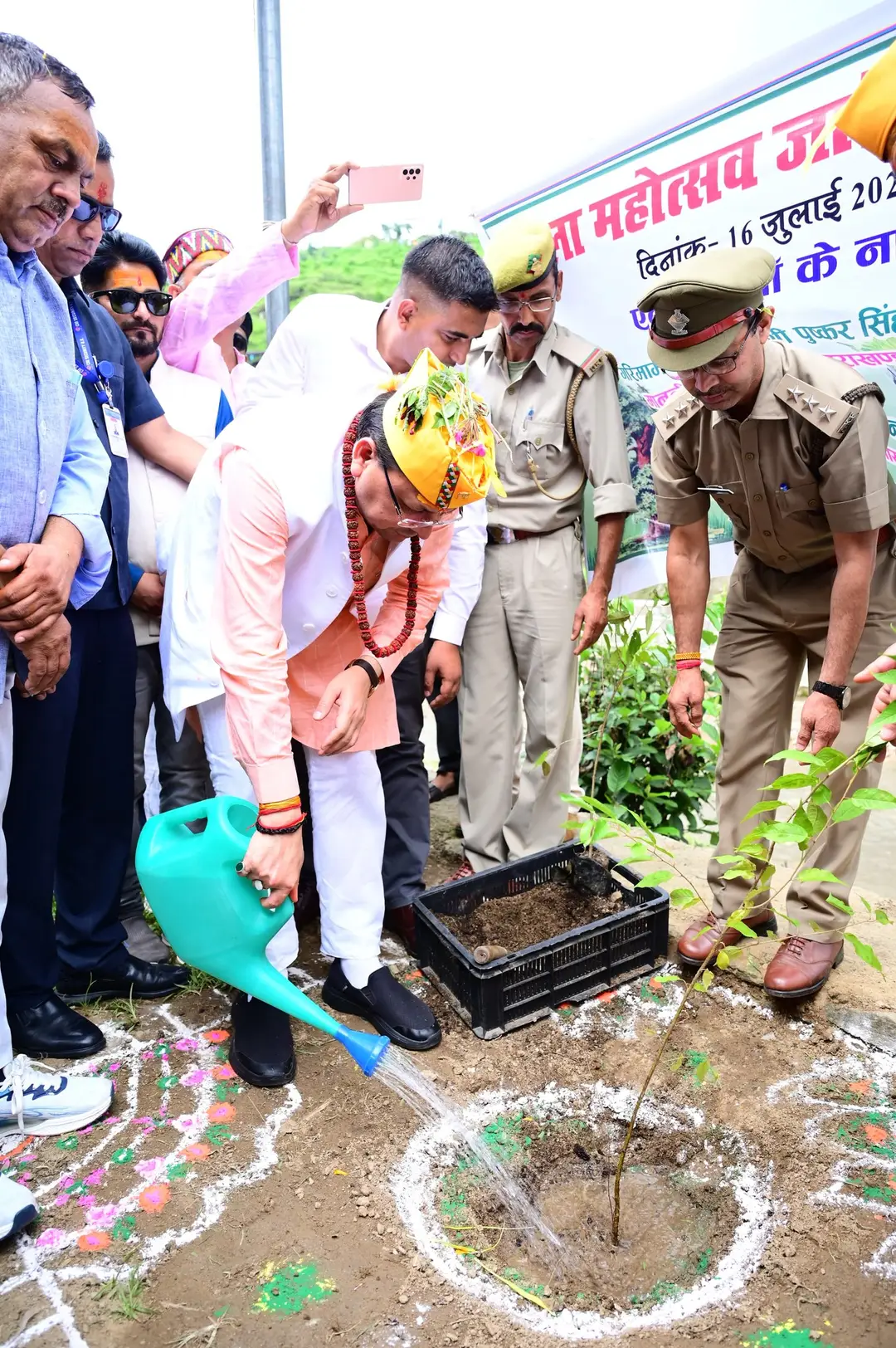 मुख्यमंत्री धामी ने दिया वृक्षारोपण कर दिया पर्यावरण संरक्षण का संदेश