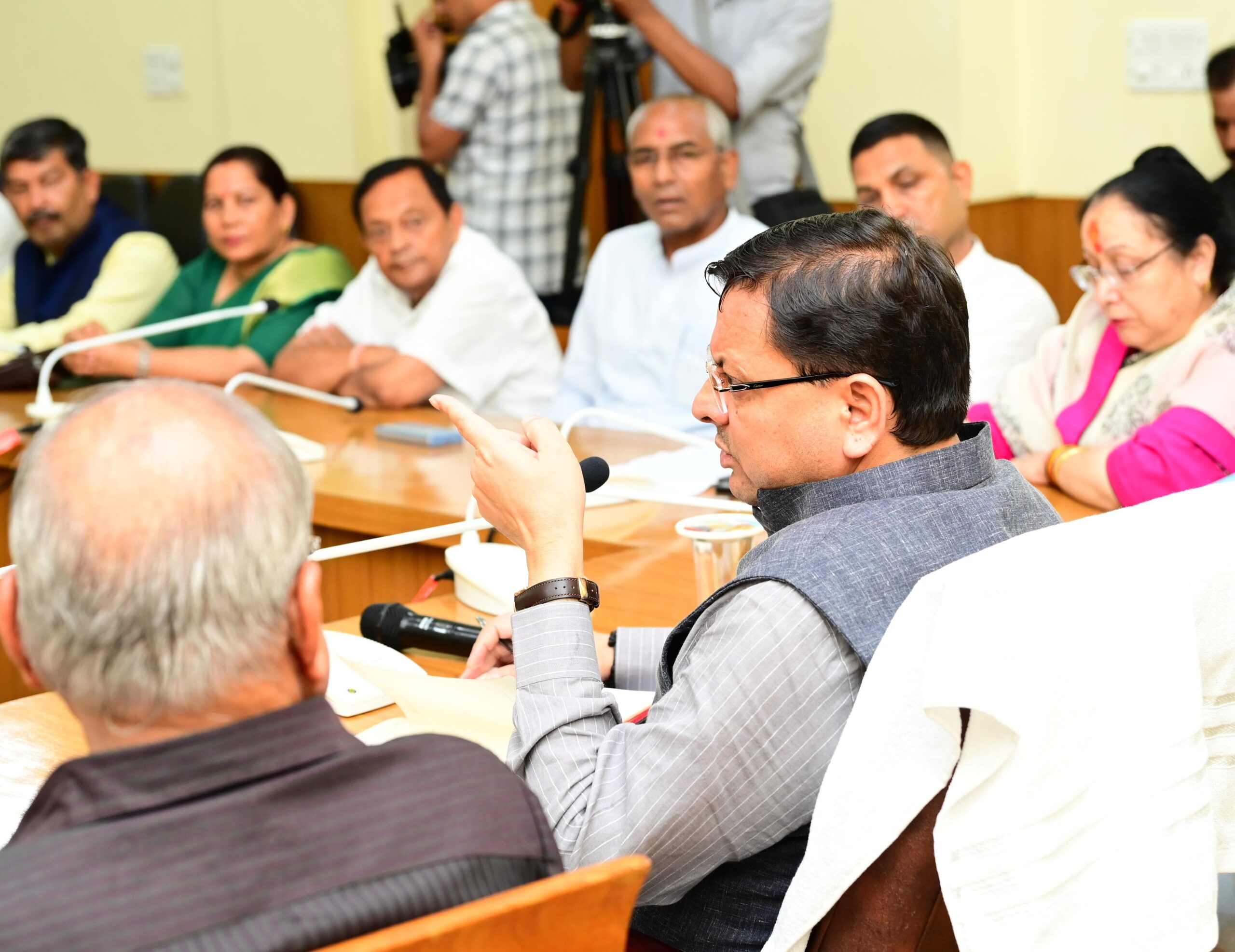मुख्यमंत्री ने कहा कि राज्य के पर्वतीय क्षेत्रों मे सड़क ही एक मात्र आवागमन का प्रमुख साधन है, अतः समय पर क्षतिग्रस्त सड़कों की मरम्मत राज्य हित में आवश्यक है