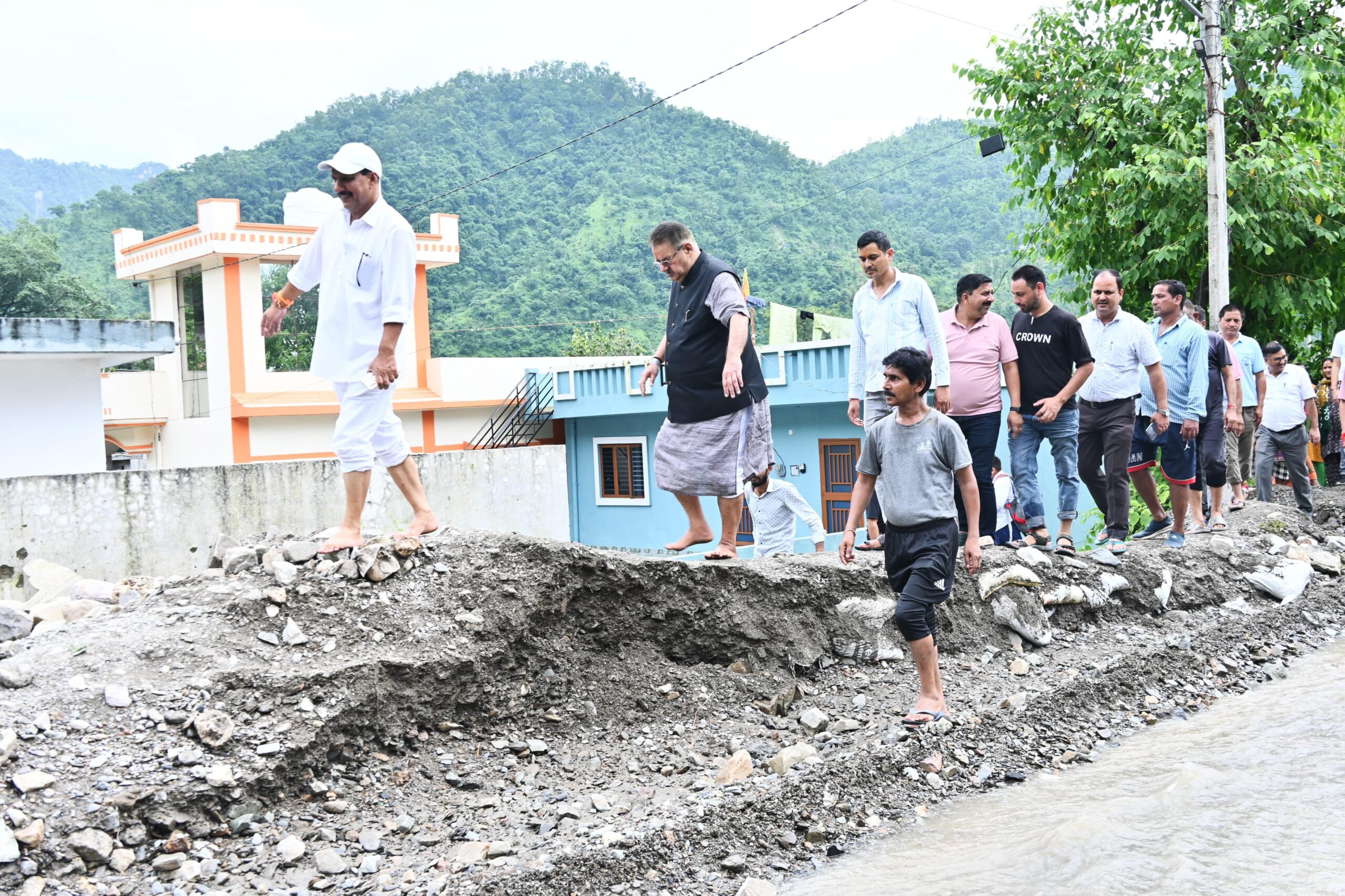 कैबिनेट मंत्री गणेश जोशी ने मौके पर उपस्थित संबंधित अधिकारियों को स्थिति सामान्य करने के संबंध में आवश्यक दिशा निर्देश दिए 