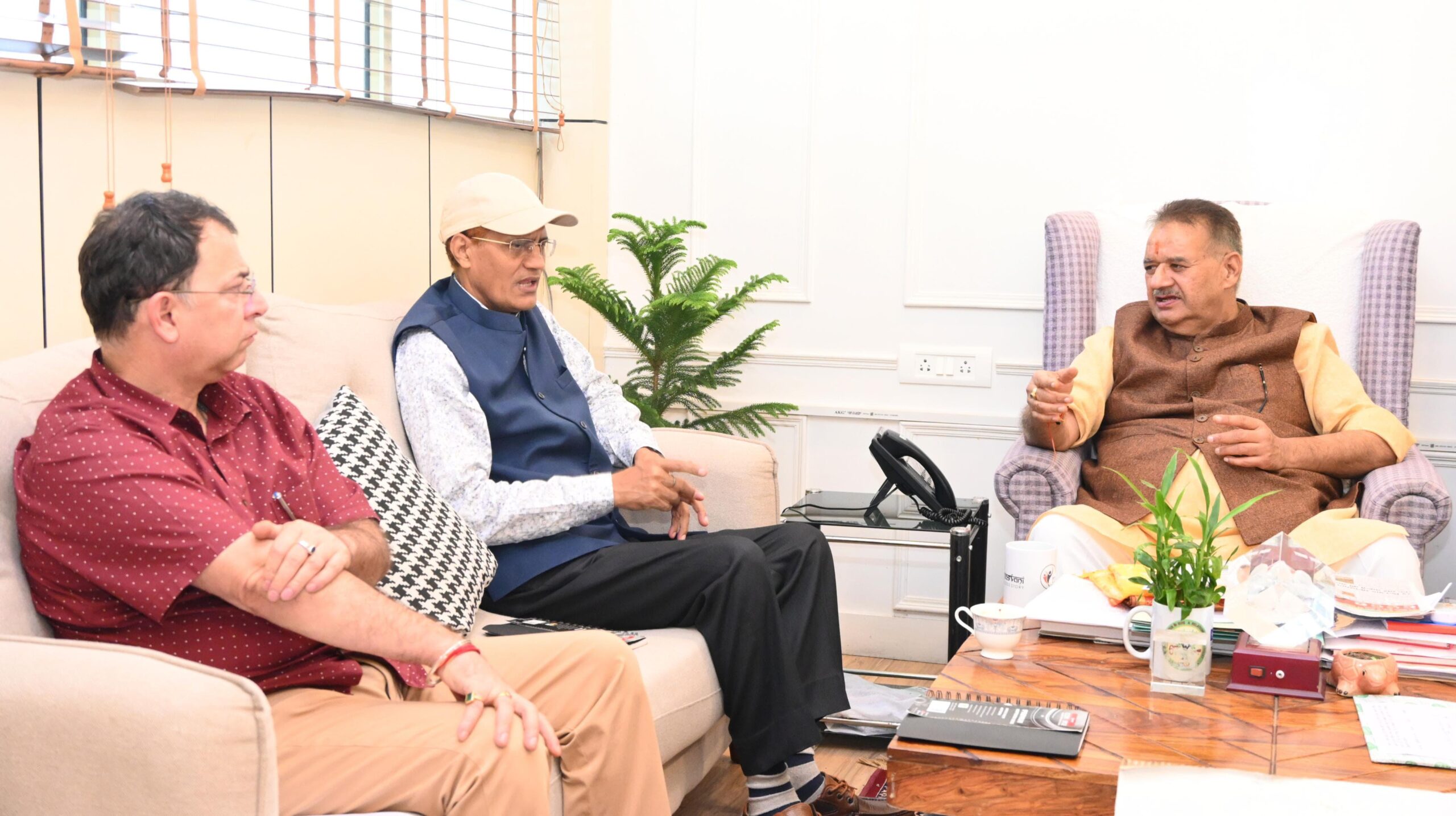कृषि मंत्री गणेश जोशी ने अधिकारियों को निर्देशित किया कि प्रदेश में युनिवर्सल पेटी के माध्यम से सेब का विपणन किया जाए
