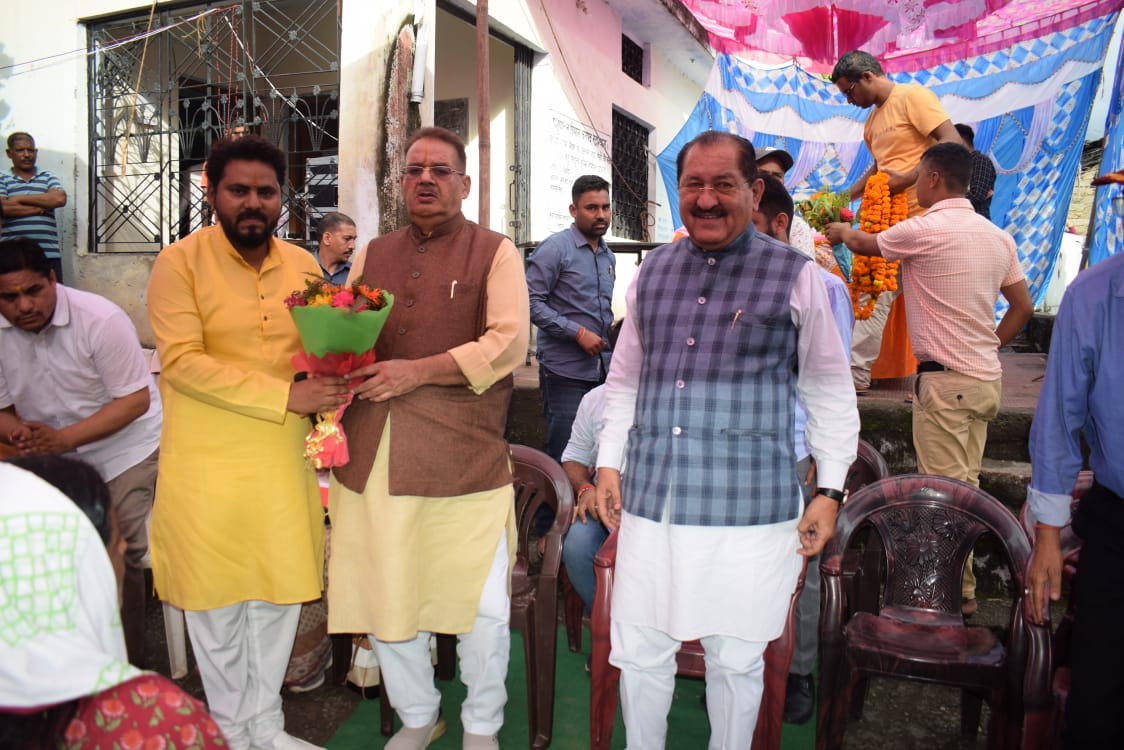 मंत्री  गणेश जोशी ने कहा कि आज विभिन्न विभागों से संबंधित शिकायतें प्राप्त हुई हैं जिनमें बहुत सी समस्याओं का मौके पर ही निस्तारण किया गया जबकि अन्य समस्याओं के निराकरण हेतु संबंधित विभागीय अधिकारियों को प्रेषित किया गया है।