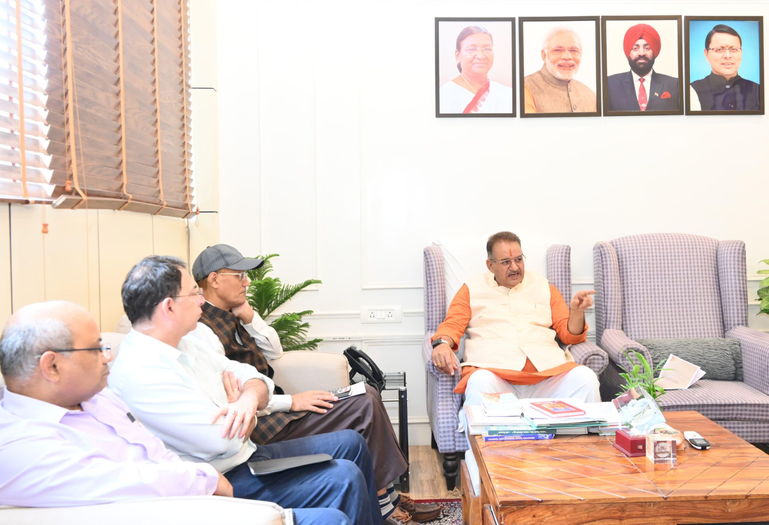 कृषि मंत्री गणेश जोशी ने अधिकारियों को किसानों को यूनिवर्सल कार्टन उपलब्ध कराने के निर्देश दिए।
