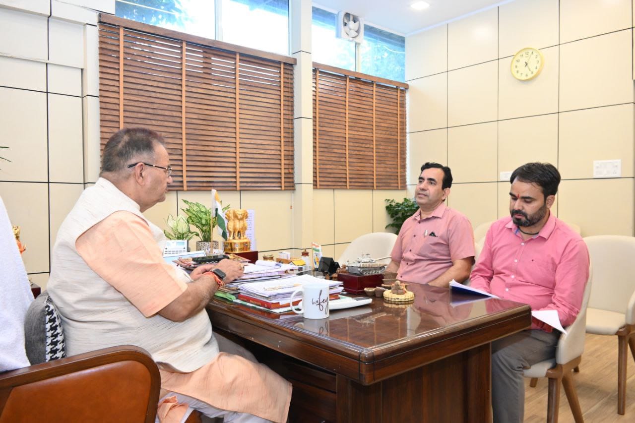 कैबिनेट मंत्री गणेश जोशी ने अधिकारियों को योजनाओं की क्रियान्वयन हेतु आवश्यक दिशा निर्देश दिए