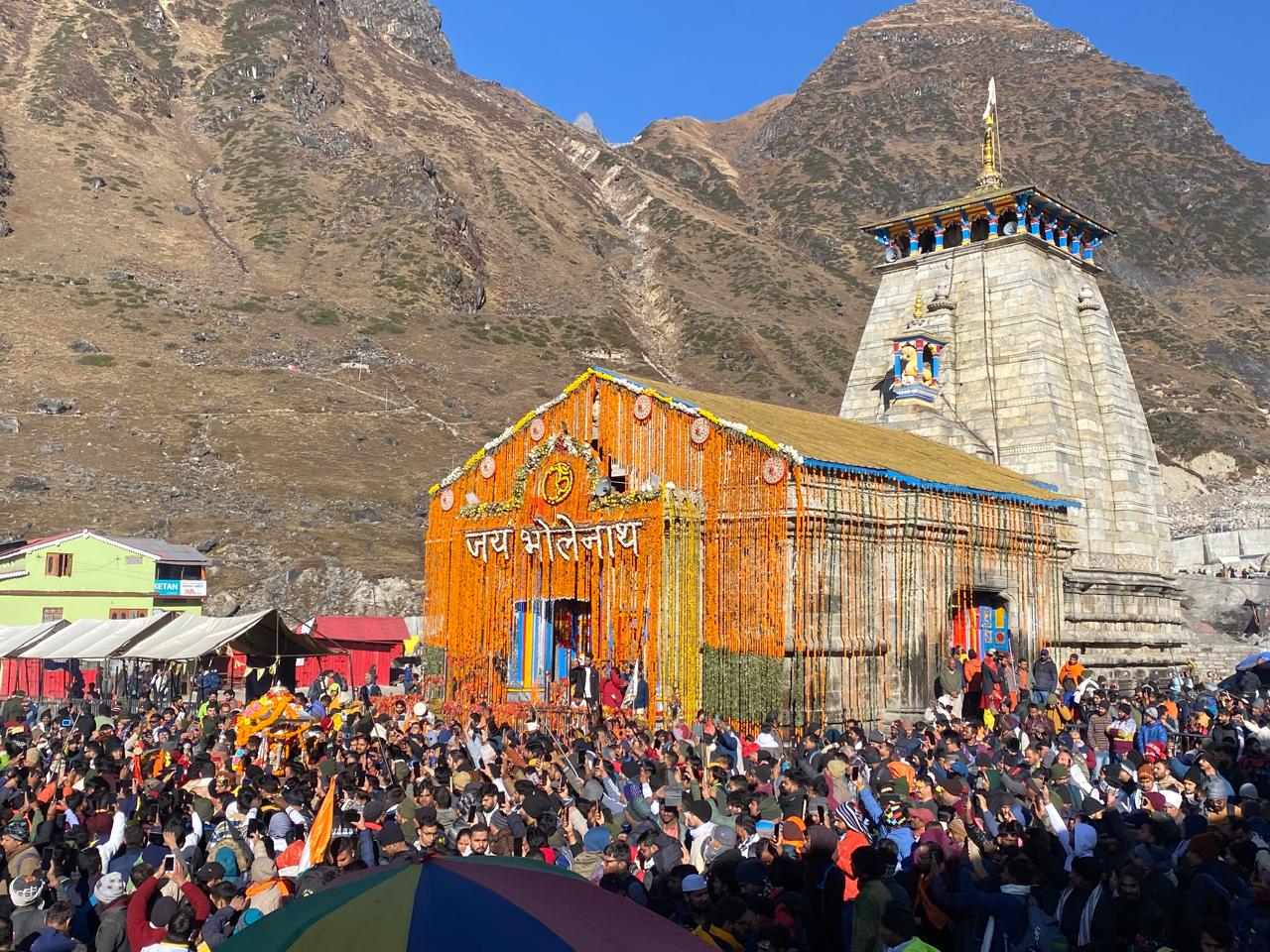 श्री केदारनाथ मंदिर को भब्य रूप से फूलो से सजाया गया