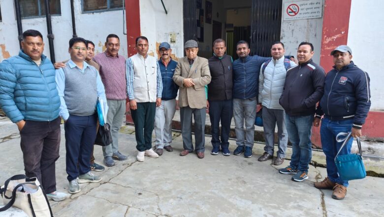 यमकेश्वर के प्रधानाचार्य ने  तत्कालीन प्रबंधक समेत तीन लोगों पर उत्पीड़न का आरोप लगाते हुए मुख्यालय में शिक्षा विभाग के प्रांगण में आमरण अनशन शुरू  किया
