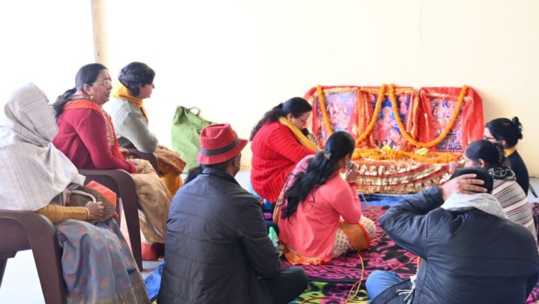 कैबिनेट मंत्री गणेश जोशी ने अपने पिता स्व.श्याम दत्त जोशी की स्मृति में निर्मित दुर्गा मंदिर के पंचम स्थापना दिवस के अवसर पर पूजा अर्चना और भजन कीर्तन का किया आयोजन