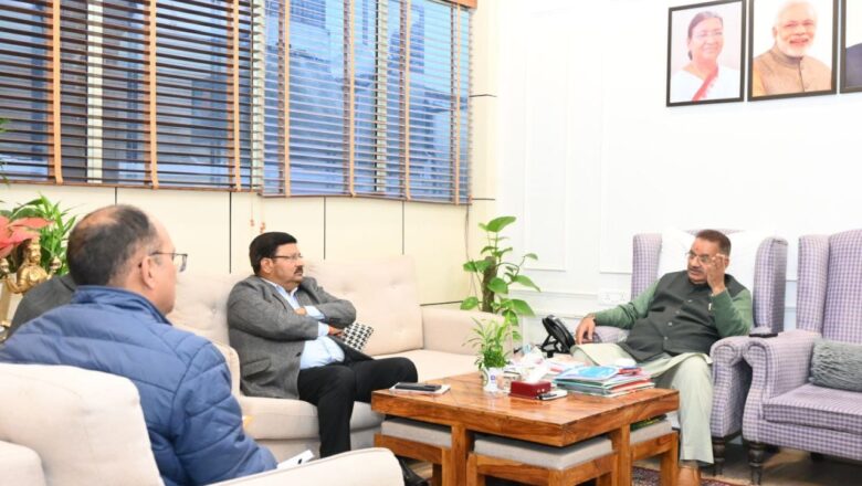 सैन्य धाम निर्माण कार्यों के संबंध में सैनिक कल्याण तथा कार्यदायी संस्था के अधिकारियों के साथ निर्माण कार्यों की प्रगति की समीक्षा करते सैनिक कल्याण मंत्री गणेश जोशी