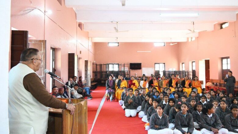गुरुकुल अध्ययनरत शिष्यों को नित्य व्यायाम, सन्ध्या आदि करना आवश्यक होता है और सभी को गुरुकुल में ही निवास करना होता है : जोशी