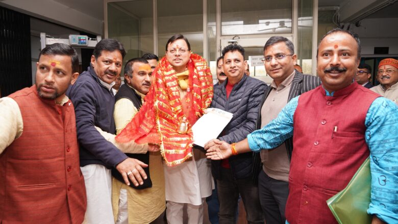 मुख्यमंत्री  धामी से उत्तराखण्ड चारधाम तीर्थ पुरोहित महापंचायत के सदस्यों और पंडा पुजारियों ने की भेंट शीतकालीन दर्शन यात्रा के लिये मुख्यमंत्री  का  जताया आभार..