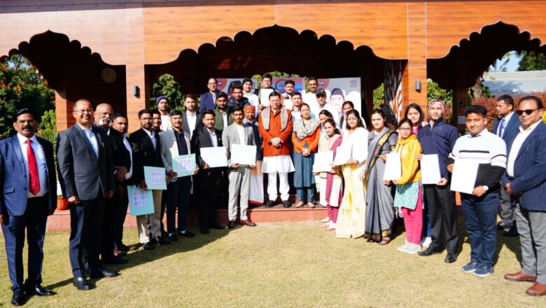 गृह विभाग के अन्तर्गत 11 लैब असिस्टेंट एवं प्रान्तीय रक्षक दल विभाग के अन्तर्गत 34 क्षेत्रीय युवा कल्याण अधिकारी  को मुख्यमंत्री  ने नियुक्ति पत्र प्रदान किये