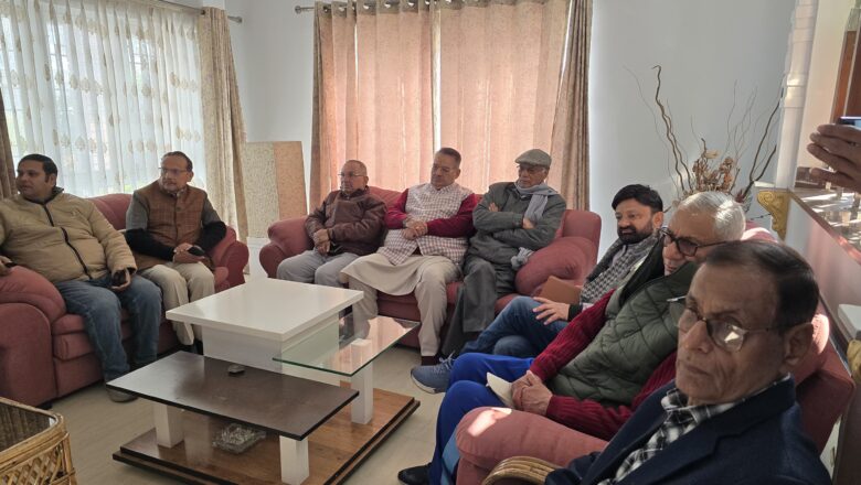 प्रधानमंत्री नरेन्द्र मोदी के मन की बात कार्यक्रम को सुनते कैबिनेट मंत्री गणेश जोशी