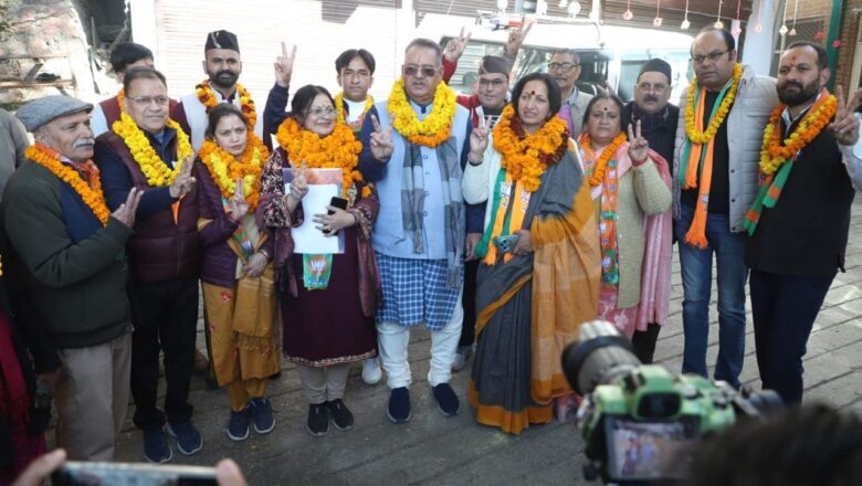 मंत्री जोशी ने मसूरी वासियों से भाजपा प्रत्याशी मीरा सकलानी को अपना स्नेह व आशीर्वाद देकर आगामी चुनाव में प्रचंड बहुमत से विजयी बनाने के आव्हान भी किया